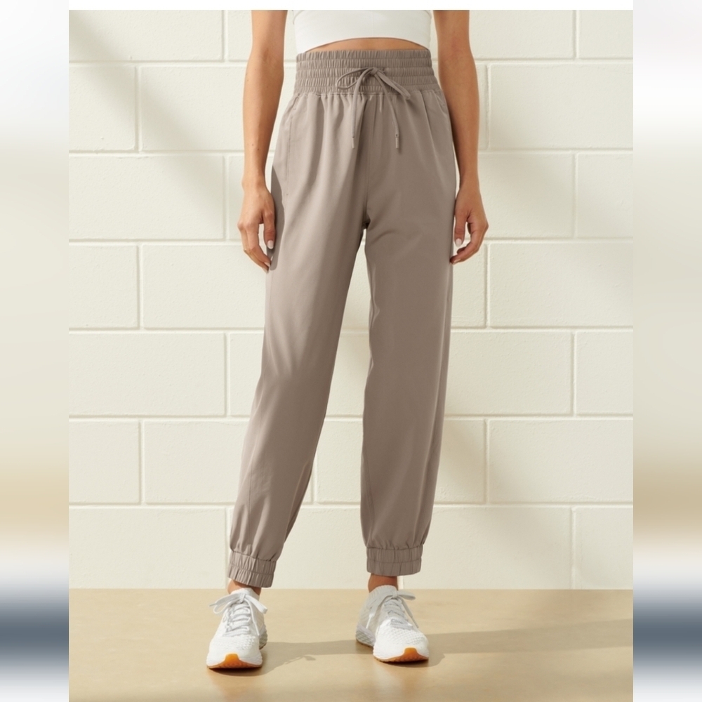 Abercrombie YPB motionTEK Joggers  High Rise In Oat. Size Small Short